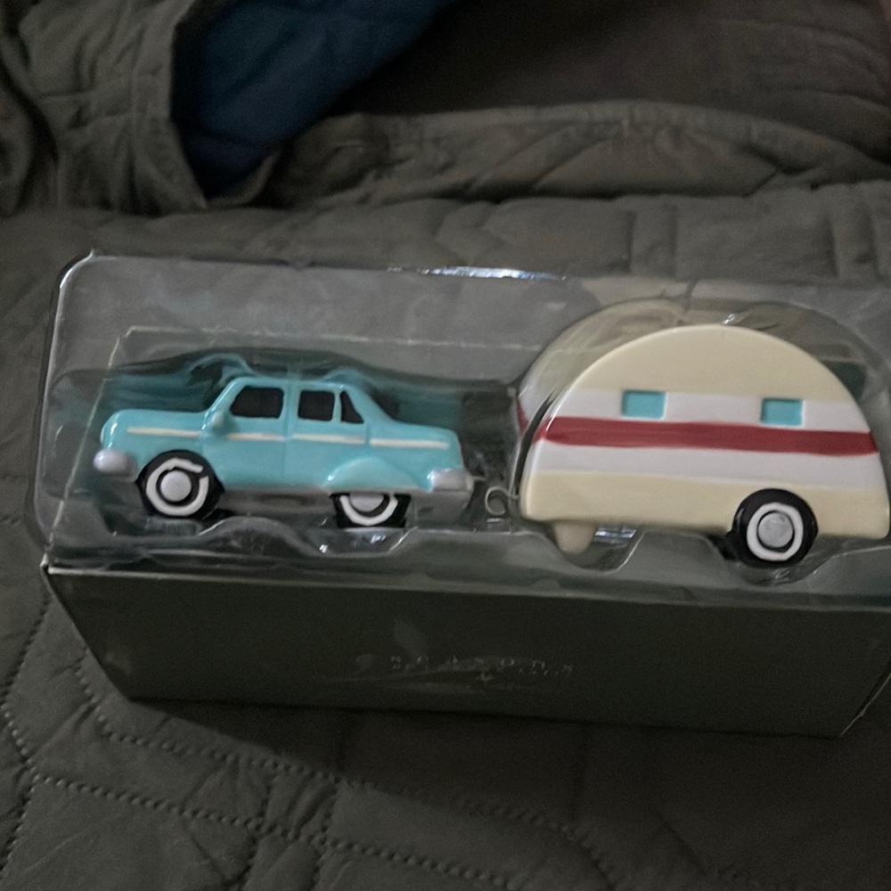 Midwest/seasons of cannon falls. Retro looking salt and pepper set